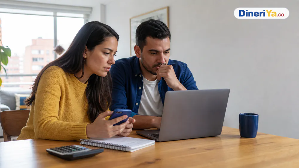 Pareja comparando opciones de préstamos online en Colombia